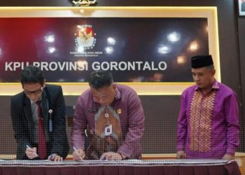 Serah terima jabatan Sekretaris KPU Provinsi Gorontalo.