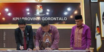 Serah terima jabatan Sekretaris KPU Provinsi Gorontalo.