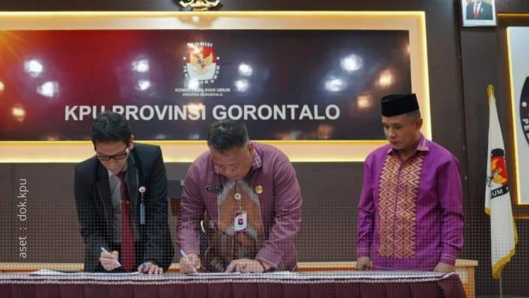 Serah terima jabatan Sekretaris KPU Provinsi Gorontalo.