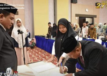 Ketua KPU Kabupaten Gorontalo, Roy Hamrain saat melantik PAW Badan Ad Hoc, Selasa (18/6/2024).