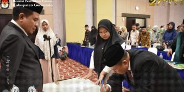 Ketua KPU Kabupaten Gorontalo, Roy Hamrain saat melantik PAW Badan Ad Hoc, Selasa (18/6/2024).