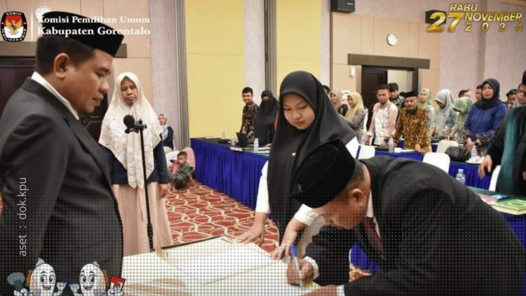 Ketua KPU Kabupaten Gorontalo, Roy Hamrain saat melantik PAW Badan Ad Hoc, Selasa (18/6/2024).