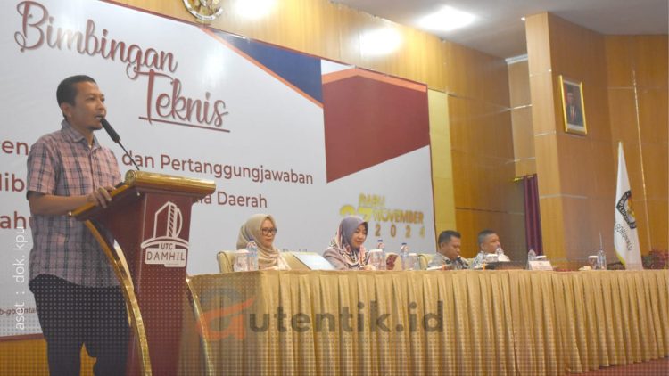 Anggota KPU Kabupaten Pohuwato, Windarto, saat membuka Bimtek pengelolaan dan pertanggungjawaban hibah pilkada 2024.