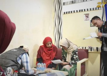 Anggota KPU RI, Betty Epsilon Idroos, saat melakukan monitoring Coklit di Desa Hulawa, Kecamatan Telaga, Gorontalo, Selasa (9/7/2024).