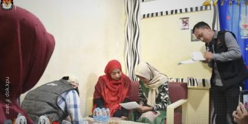Anggota KPU RI, Betty Epsilon Idroos, saat melakukan monitoring Coklit di Desa Hulawa, Kecamatan Telaga, Gorontalo, Selasa (9/7/2024).
