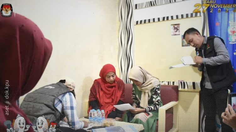 Anggota KPU RI, Betty Epsilon Idroos, saat melakukan monitoring Coklit di Desa Hulawa, Kecamatan Telaga, Gorontalo, Selasa (9/7/2024).