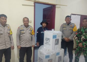 Penyerahan logistik PSU kepada PPK Marisa.