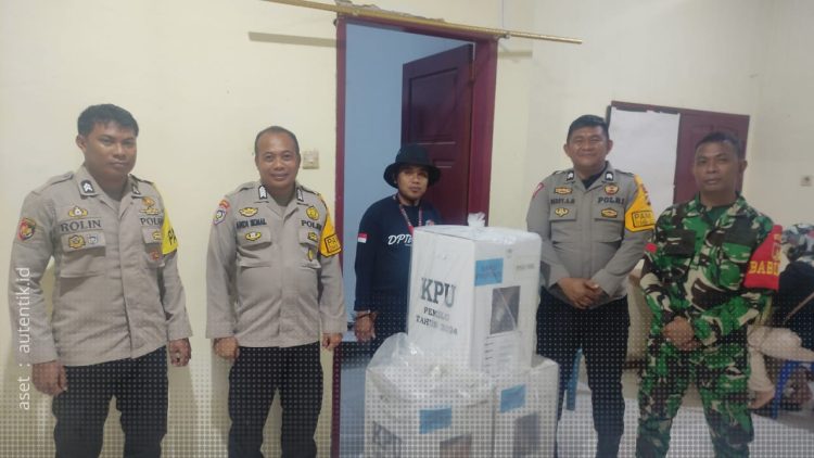 Penyerahan logistik PSU kepada PPK Marisa.
