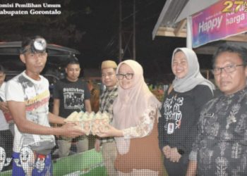 KPU Kabupaten Gorontalo saat menyerahkan bantuan kepada masyarakat terdampak bencana banjir di Kecamatan Limboto.