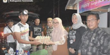 KPU Kabupaten Gorontalo saat menyerahkan bantuan kepada masyarakat terdampak bencana banjir di Kecamatan Limboto.