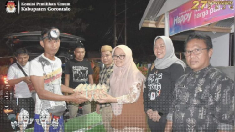 KPU Kabupaten Gorontalo saat menyerahkan bantuan kepada masyarakat terdampak bencana banjir di Kecamatan Limboto.