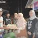 KPU Kabupaten Gorontalo saat menyerahkan bantuan kepada masyarakat terdampak bencana banjir di Kecamatan Limboto.