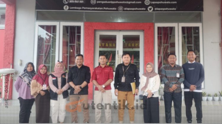 Anggota KPU Kabupaten Pohuwato, Usman Dunda, serta jajaran saat bersama Lapas Kelas IIB Pohuwato.