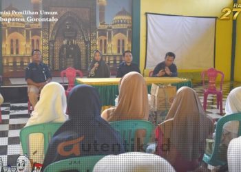 KPU Kabupaten Gorontalo saat menyalurkan santunan untuk anak yatim.
