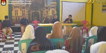 KPU Kabupaten Gorontalo saat menyalurkan santunan untuk anak yatim.