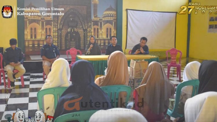 KPU Kabupaten Gorontalo saat menyalurkan santunan untuk anak yatim.