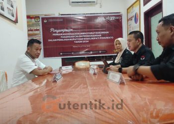 KPU Kabupaten Pohuwato saat menerima dokumen perbaikan Bapaslon perseorangan Salahuddin Pakaya - Vicky Prasetyo.
