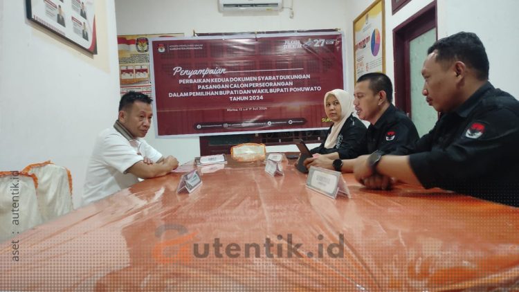 KPU Kabupaten Pohuwato saat menerima dokumen perbaikan Bapaslon perseorangan Salahuddin Pakaya - Vicky Prasetyo.