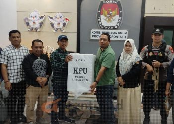 Penyerahan hasil rekapitulasi PSU oleh KPU Kabupaten Pohuwato kepada Plh. Ketua KPU Provinsi Gorontalo, Risan Pakaya.