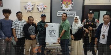 Penyerahan hasil rekapitulasi PSU oleh KPU Kabupaten Pohuwato kepada Plh. Ketua KPU Provinsi Gorontalo, Risan Pakaya.
