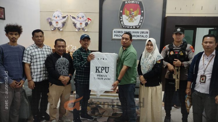 Penyerahan hasil rekapitulasi PSU oleh KPU Kabupaten Pohuwato kepada Plh. Ketua KPU Provinsi Gorontalo, Risan Pakaya.