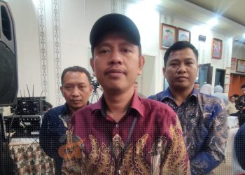 Komisioner KPU Pohuwato, Firman Ikhwan (tengah), didampingi Anggota Iskandar Ibrahim (kiri) dan Usman Dunda (kanan).