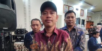 Komisioner KPU Pohuwato, Firman Ikhwan (tengah), didampingi Anggota Iskandar Ibrahim (kiri) dan Usman Dunda (kanan).