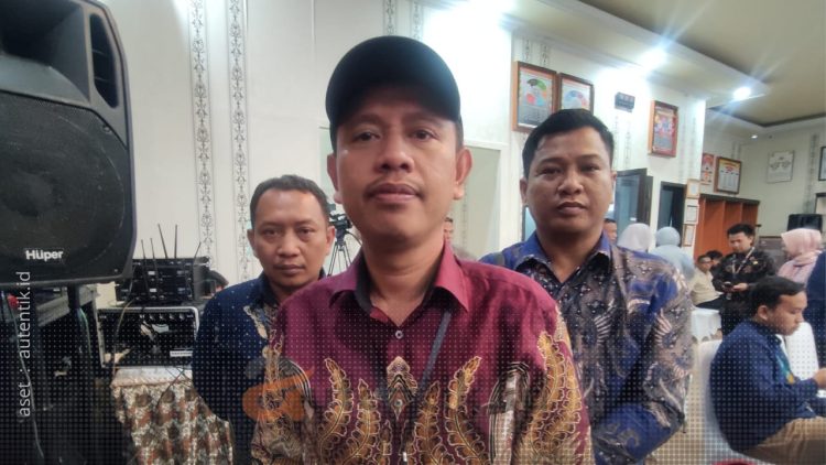 Komisioner KPU Pohuwato, Firman Ikhwan (tengah), didampingi Anggota Iskandar Ibrahim (kiri) dan Usman Dunda (kanan).