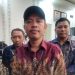 Komisioner KPU Pohuwato, Firman Ikhwan (tengah), didampingi Anggota Iskandar Ibrahim (kiri) dan Usman Dunda (kanan).
