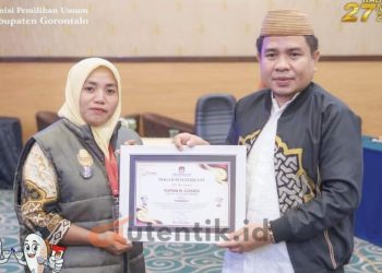 KPU Kabupaten Gorontalo saat memberikan penghargaan kepada tujuh Petugas Pemutakhiran Data Pemilih (Pantarlih).