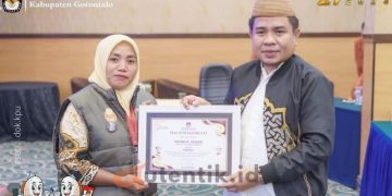 KPU Kabupaten Gorontalo saat memberikan penghargaan kepada tujuh Petugas Pemutakhiran Data Pemilih (Pantarlih).