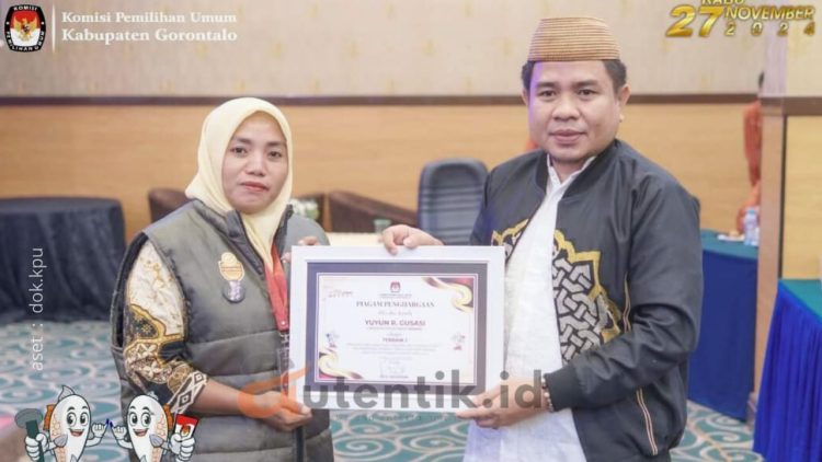 KPU Kabupaten Gorontalo saat memberikan penghargaan kepada tujuh Petugas Pemutakhiran Data Pemilih (Pantarlih).