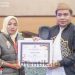 KPU Kabupaten Gorontalo saat memberikan penghargaan kepada tujuh Petugas Pemutakhiran Data Pemilih (Pantarlih).