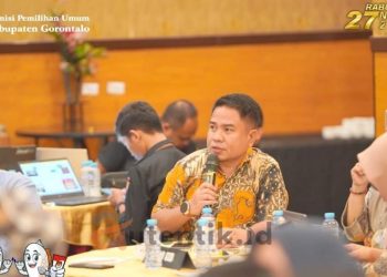 Ketua KPU Kabupaten Gorontalo, saat mengikuti diskusi interaktif dalam Bimtek Tahapan Pencalonan Pilkada, Rabu (24/7/2024).