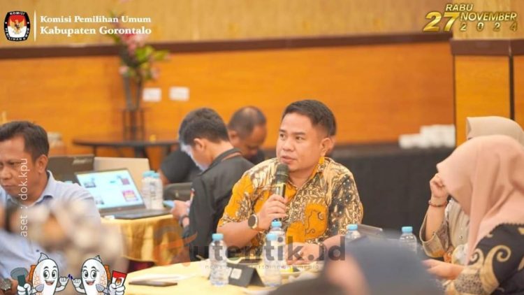Ketua KPU Kabupaten Gorontalo, saat mengikuti diskusi interaktif dalam Bimtek Tahapan Pencalonan Pilkada, Rabu (24/7/2024).