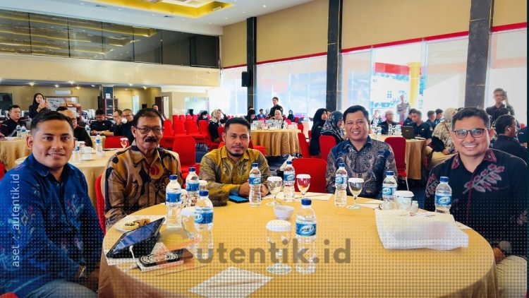 Komisioner KPU Kabupaten Pohuwato, Usman Dunda, (kedua kanan) saat hadir dalam rakor pemutakhiran data wilayah perbatasan. Selasa (30/7/2024).