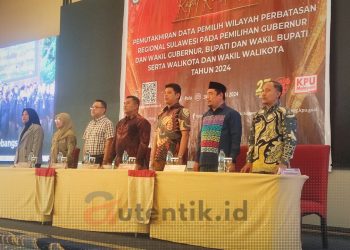 Komisioner KPU Provinsi Gorontalo, Risan Pakaya (kedua kanan), Sophian Rahmola (kanan) saat menghadiri Rakor Data Pemilih Wilayah Perbatasan, Selasa (30/7/2024).