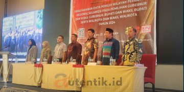 Komisioner KPU Provinsi Gorontalo, Risan Pakaya (kedua kanan), Sophian Rahmola (kanan) saat menghadiri Rakor Data Pemilih Wilayah Perbatasan, Selasa (30/7/2024).