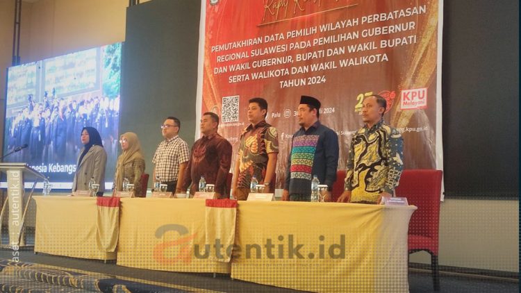 Komisioner KPU Provinsi Gorontalo, Risan Pakaya (kedua kanan), Sophian Rahmola (kanan) saat menghadiri Rakor Data Pemilih Wilayah Perbatasan, Selasa (30/7/2024).