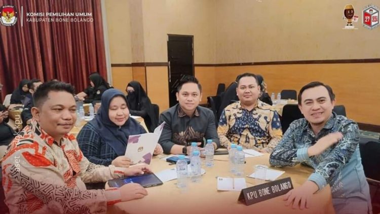 Jajaran Komisioner KPU Kabupaten Bone Bolango saat mengikuti Bimtek Pencalonan Kepala Daerah.