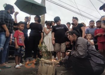 Rafikah Raintung, bersama kerabat korban saat menyalakan lilin, mengenang tewasnya Brian Husain, Sabtu (13/7/2024).