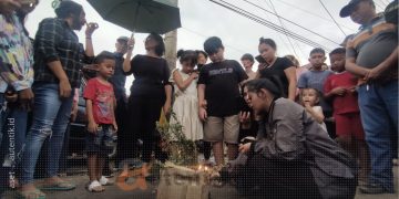 Rafikah Raintung, bersama kerabat korban saat menyalakan lilin, mengenang tewasnya Brian Husain, Sabtu (13/7/2024).