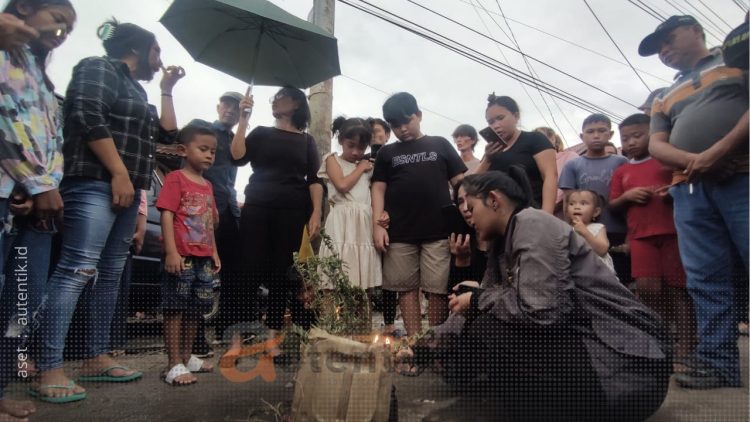 Rafikah Raintung, bersama kerabat korban saat menyalakan lilin, mengenang tewasnya Brian Husain, Sabtu (13/7/2024).