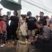 Rafikah Raintung, bersama kerabat korban saat menyalakan lilin, mengenang tewasnya Brian Husain, Sabtu (13/7/2024).