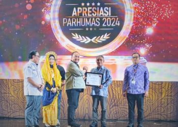 Kepala Divisi Sosdiklih SDM dan Parmas saat menerima piagam penghargaan Anugerah Parmhumas 2024.