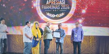Kepala Divisi Sosdiklih SDM dan Parmas saat menerima piagam penghargaan Anugerah Parmhumas 2024.
