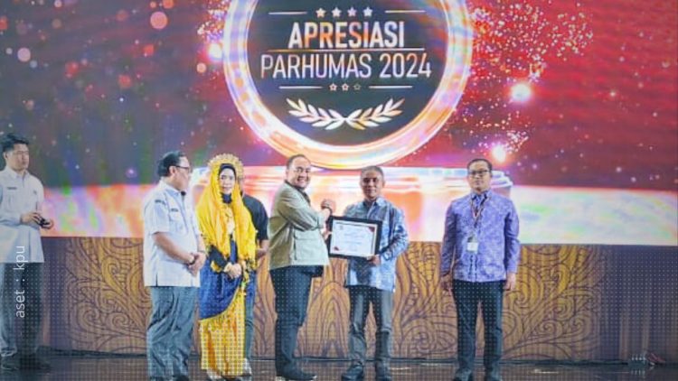 Kepala Divisi Sosdiklih SDM dan Parmas saat menerima piagam penghargaan Anugerah Parmhumas 2024.