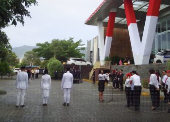 Upacara bendera dalam rangka memperingati HUT ke-79 Republik Indonesia oleh ASTON Gorontalo Hotel and Villas. (foto : Didin Towadi)