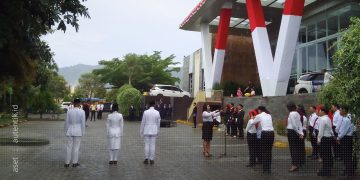 Upacara bendera dalam rangka memperingati HUT ke-79 Republik Indonesia oleh ASTON Gorontalo Hotel and Villas. (foto : Didin Towadi)