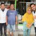 Fildan Rahayu saat bersama pemilik salah satu warung Nasi Kuning di Kecamatan Isimu, Kabupaten Gorontalo.